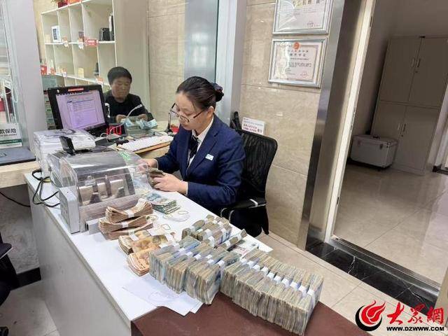 金乡农商银行胡集支行零钱兑换暖人心