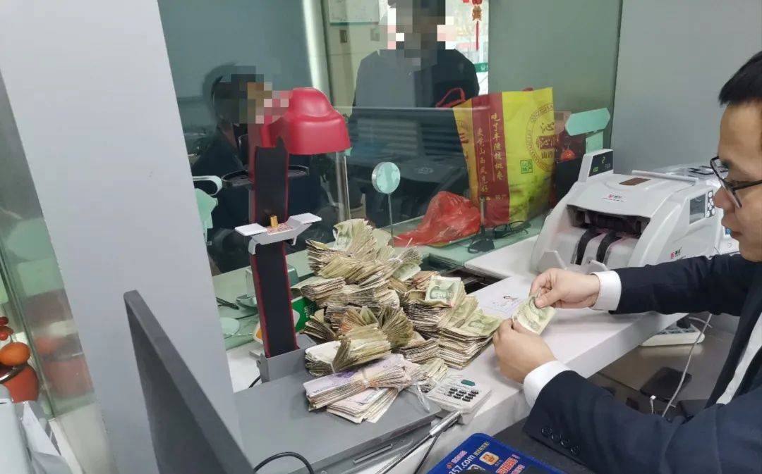 忻州农商银行秦城支行：残币兑换解民忧