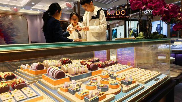 一睁眼，金饰价格涨回千元！这波行情怎么走？