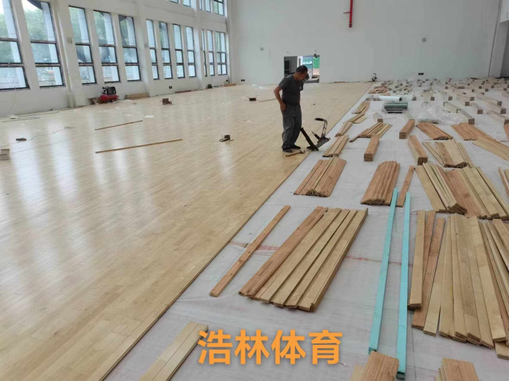 体育木地板多少钱？探讨成本影响因素|浩林体育|运动木地板价格