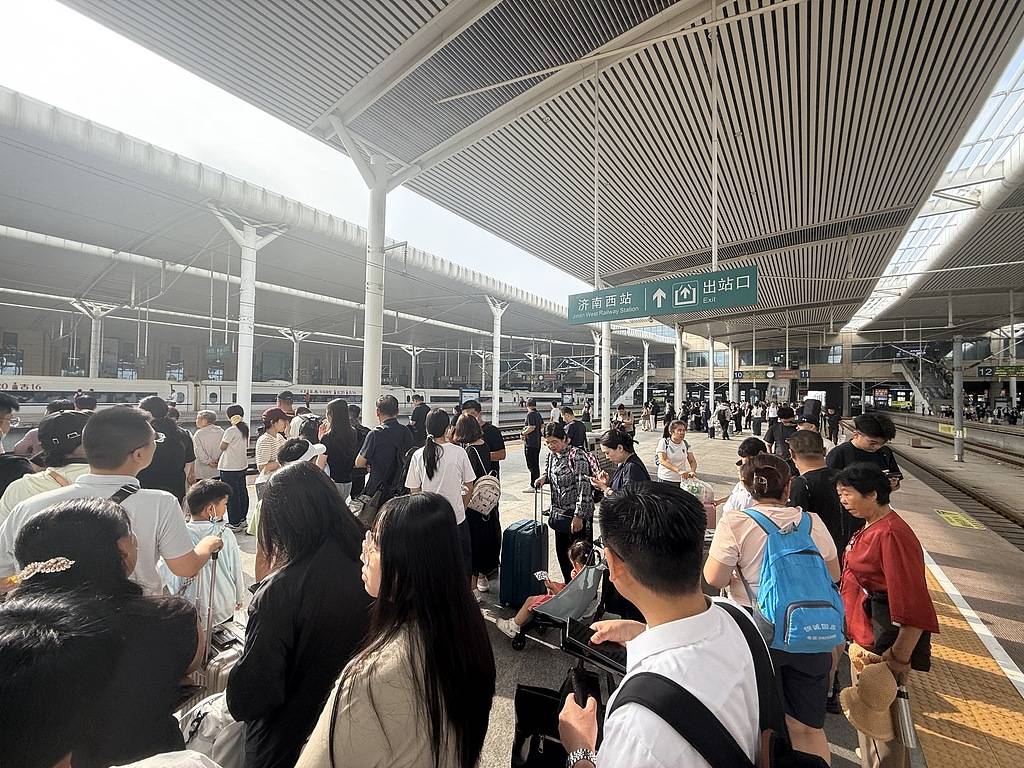12306回应高铁站台禁烟提议，无法可依是关键