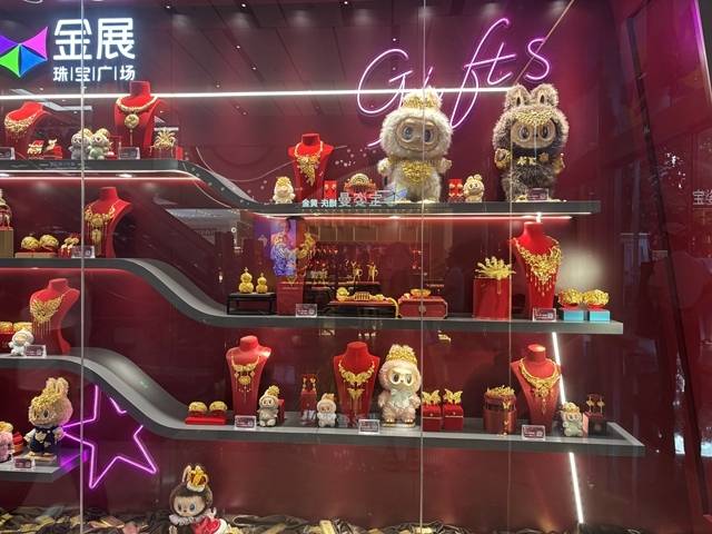 年内涨幅近40%！在全国最大黄金集散地，年轻人涌向黄金“平替”