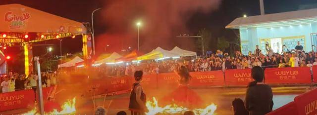 两名女演员跳“火裙舞”，一人裙子被引燃烧伤腿，昆明当地介入调查